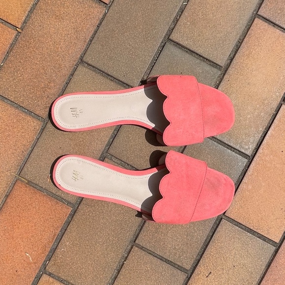 Flat sandal in salmon colour - Picture 1 of 3